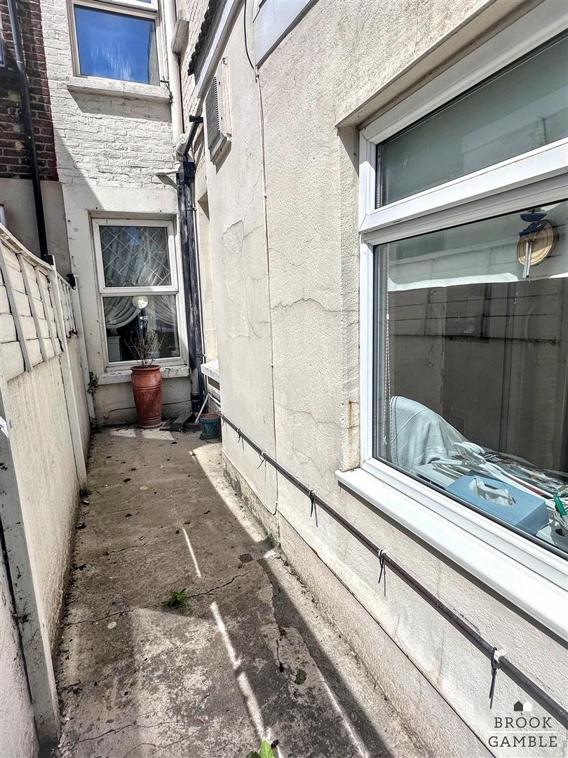 4 Bedroom House - Terraced. Willowfield Square in Eastbourne,  22